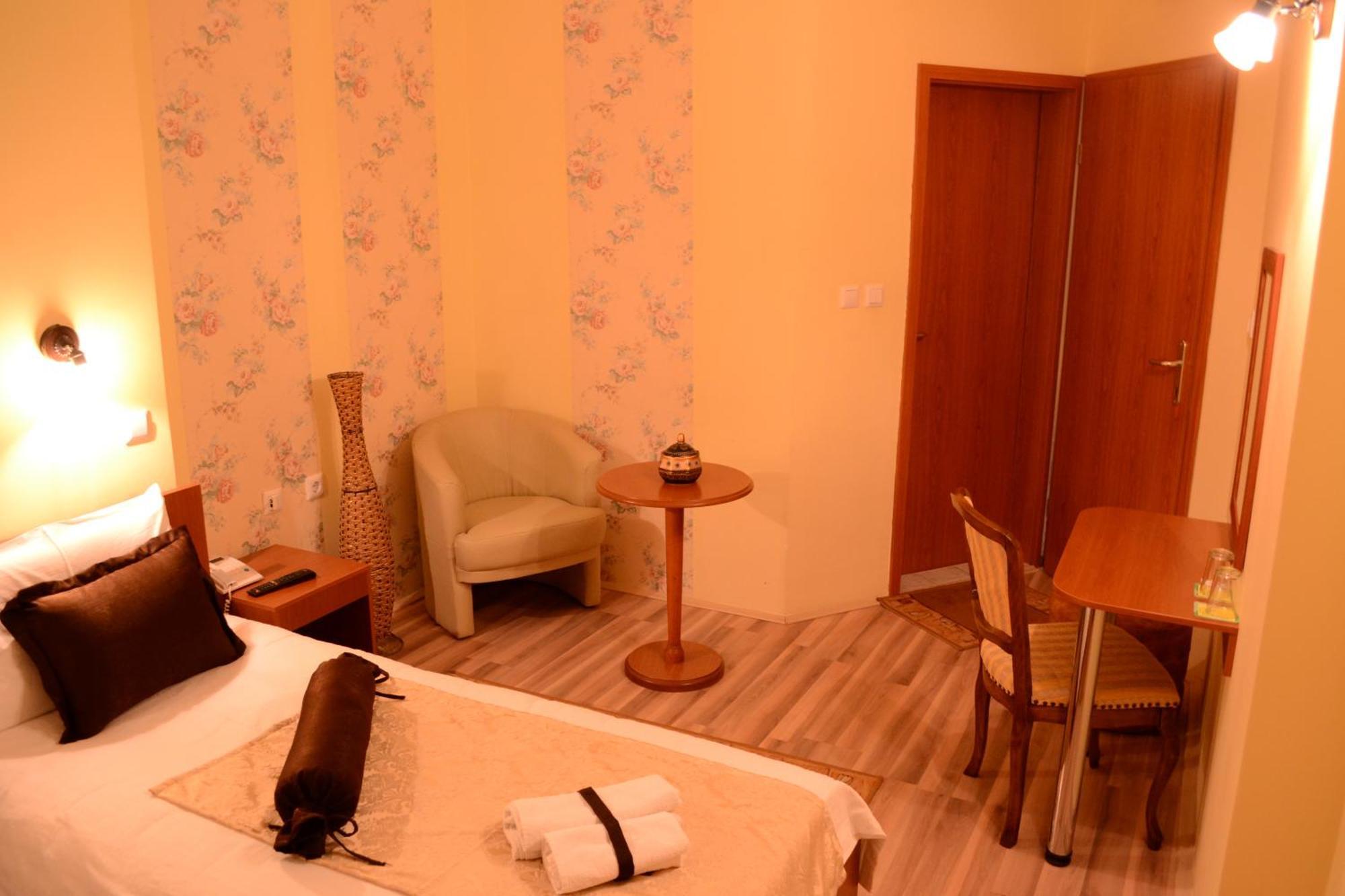 Hotel Pine Skopje Bilik gambar