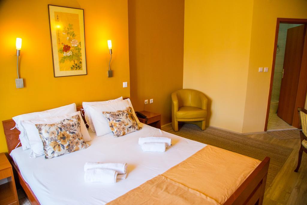 Hotel Pine Skopje Luaran gambar