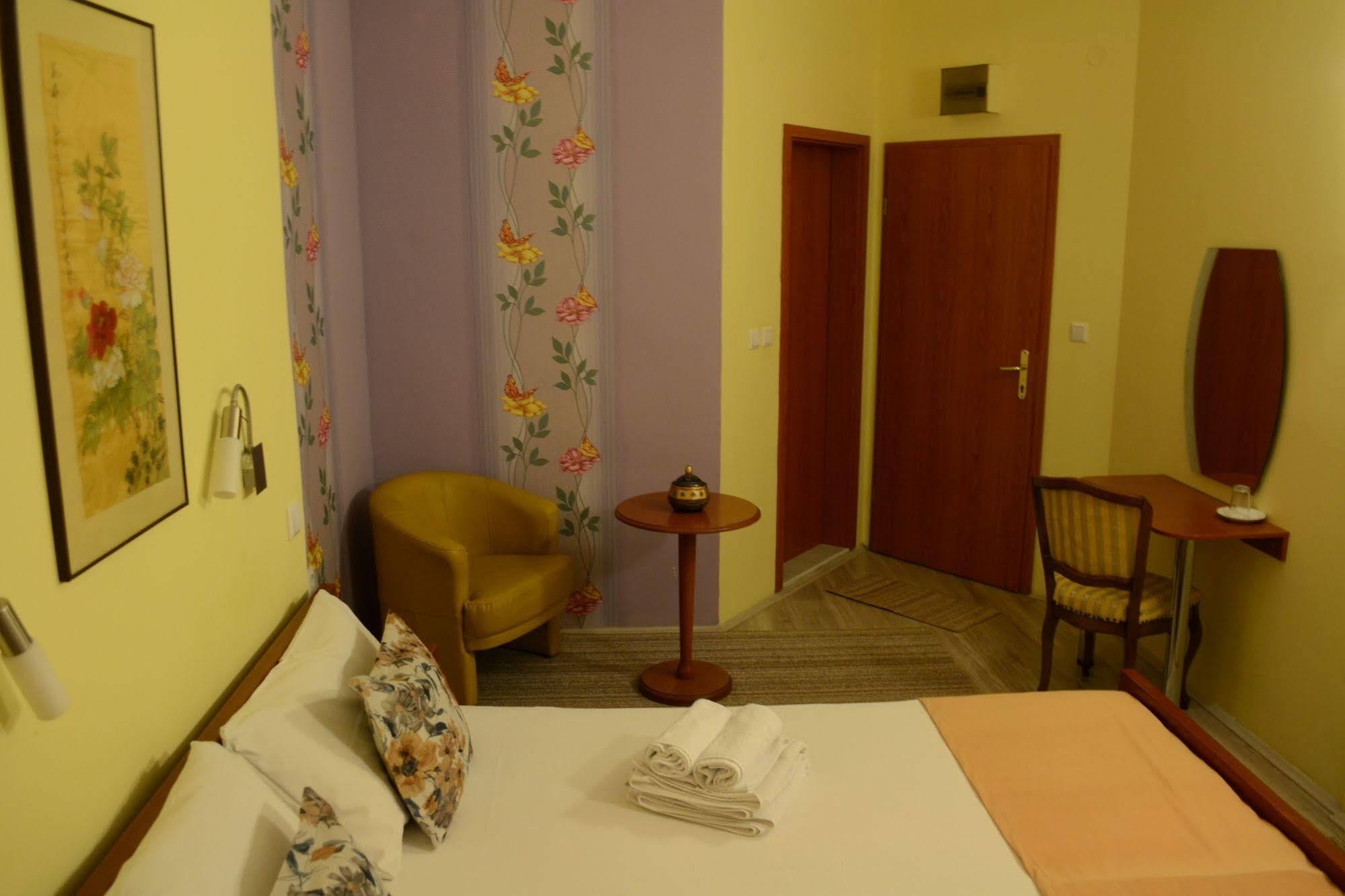 Hotel Pine Skopje Luaran gambar