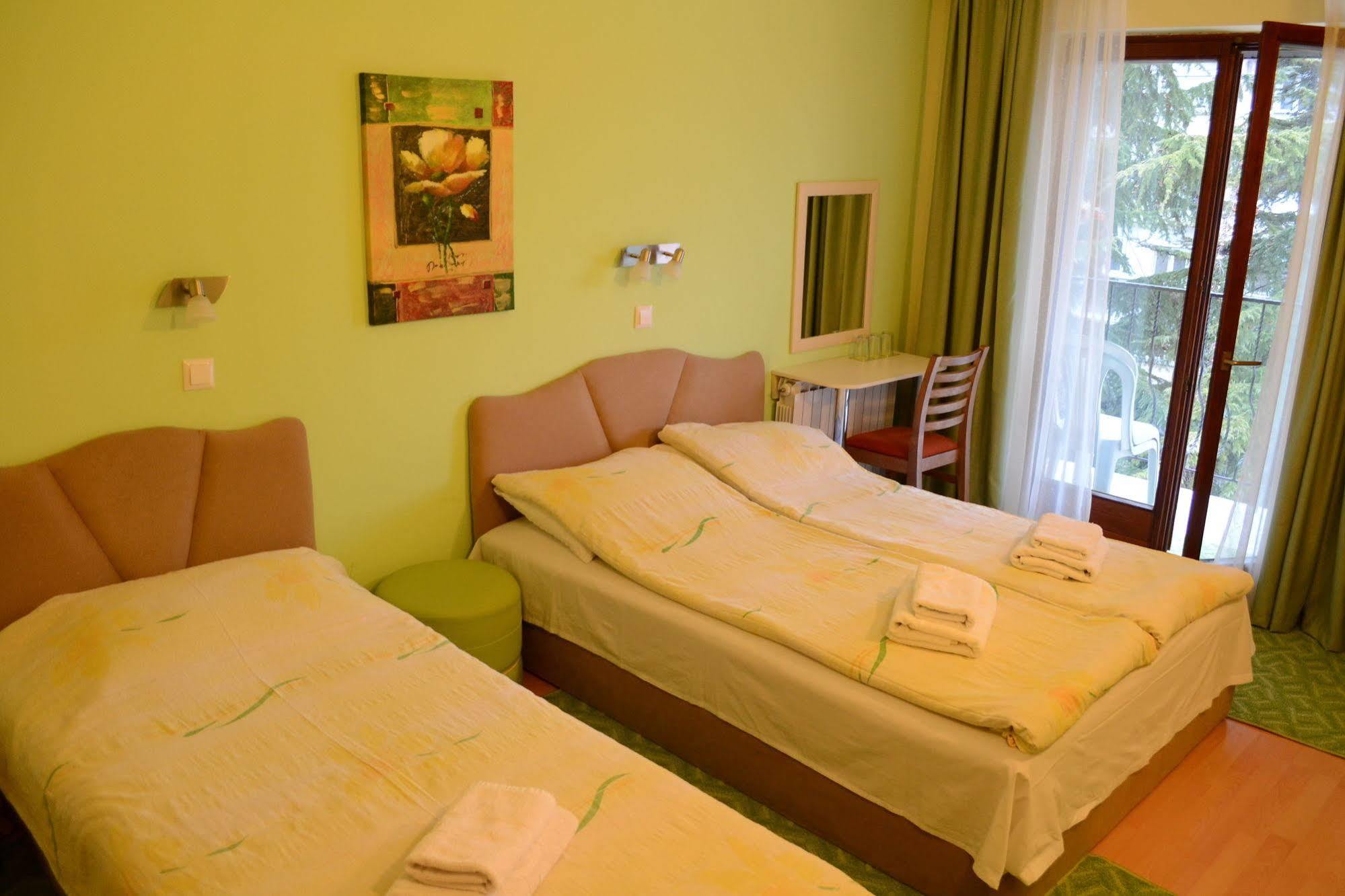 Hotel Pine Skopje Luaran gambar
