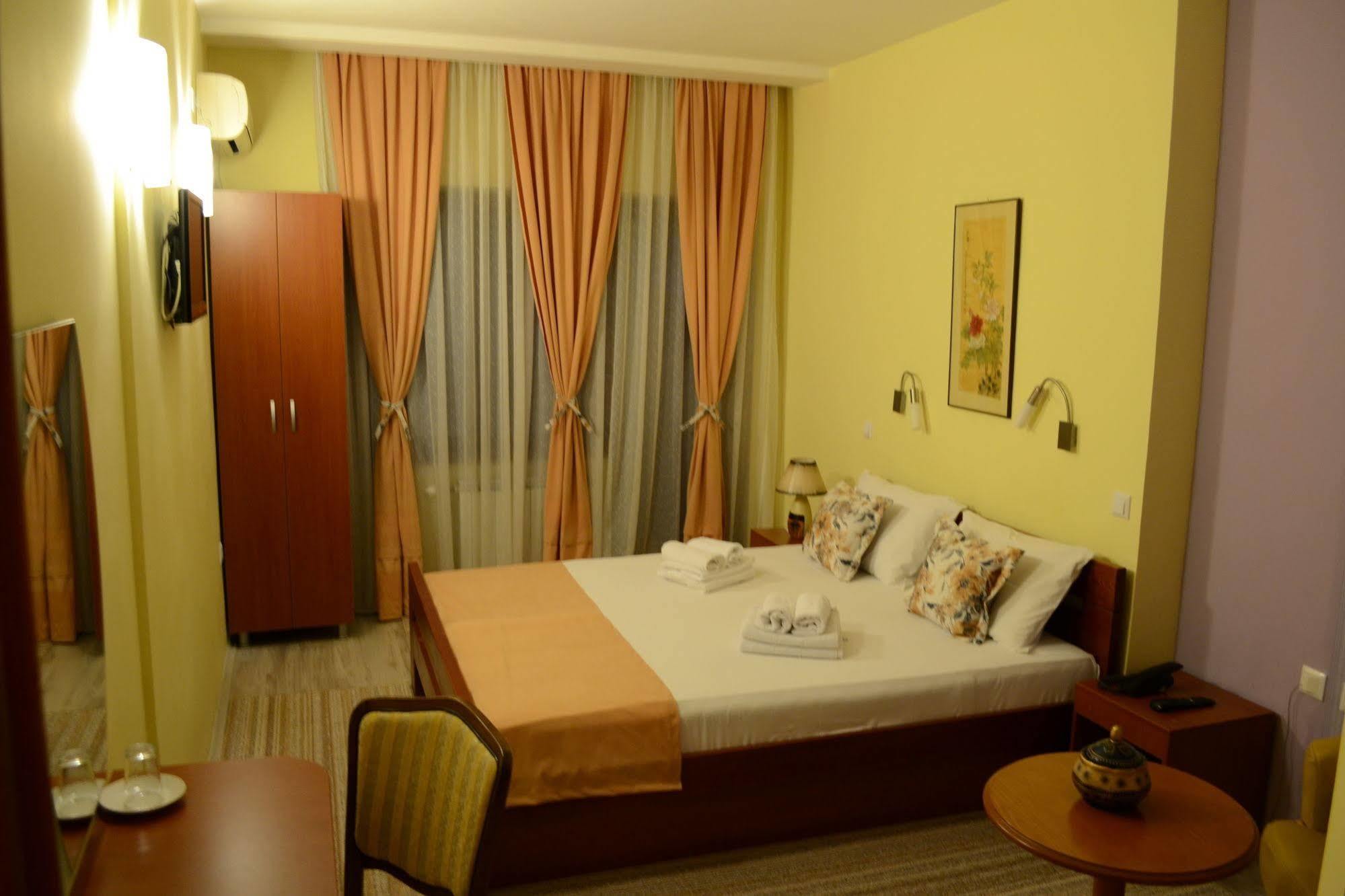 Hotel Pine Skopje Luaran gambar