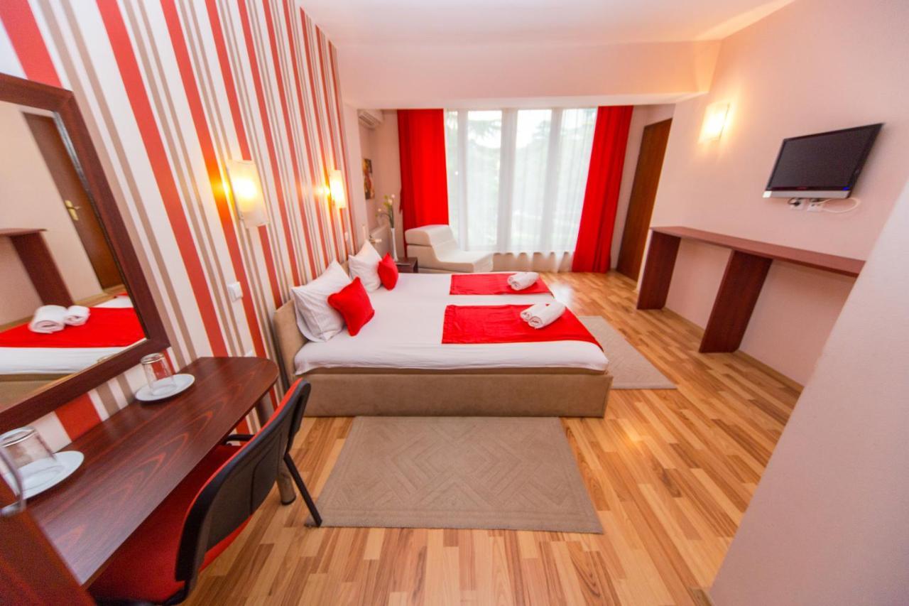 Hotel Pine Skopje Luaran gambar