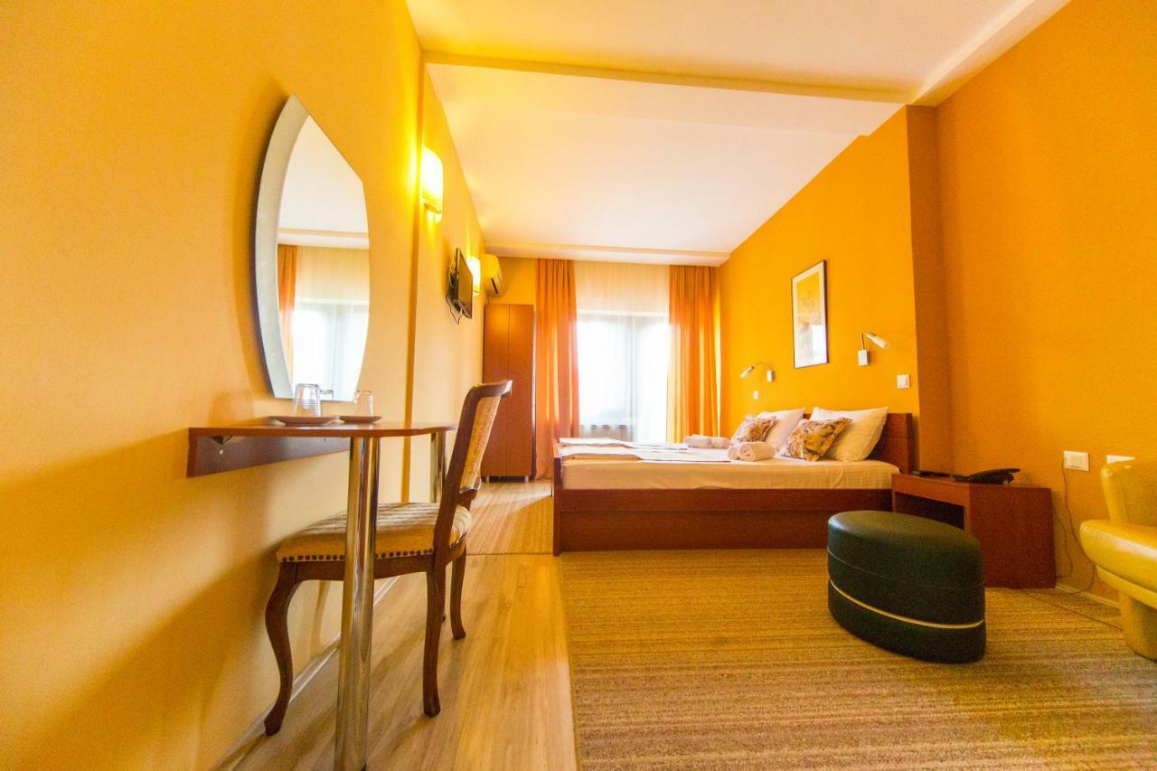 Hotel Pine Skopje Luaran gambar